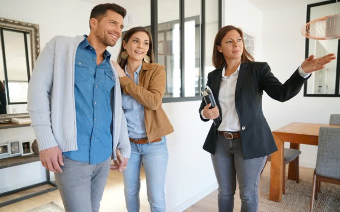 Nhân viên bất động sản